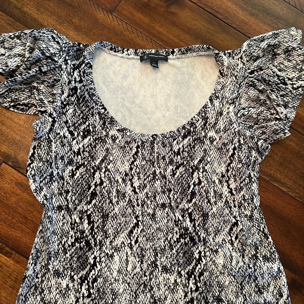INC International Concepts Black and White Fitted Flutter Sleeve Blouse